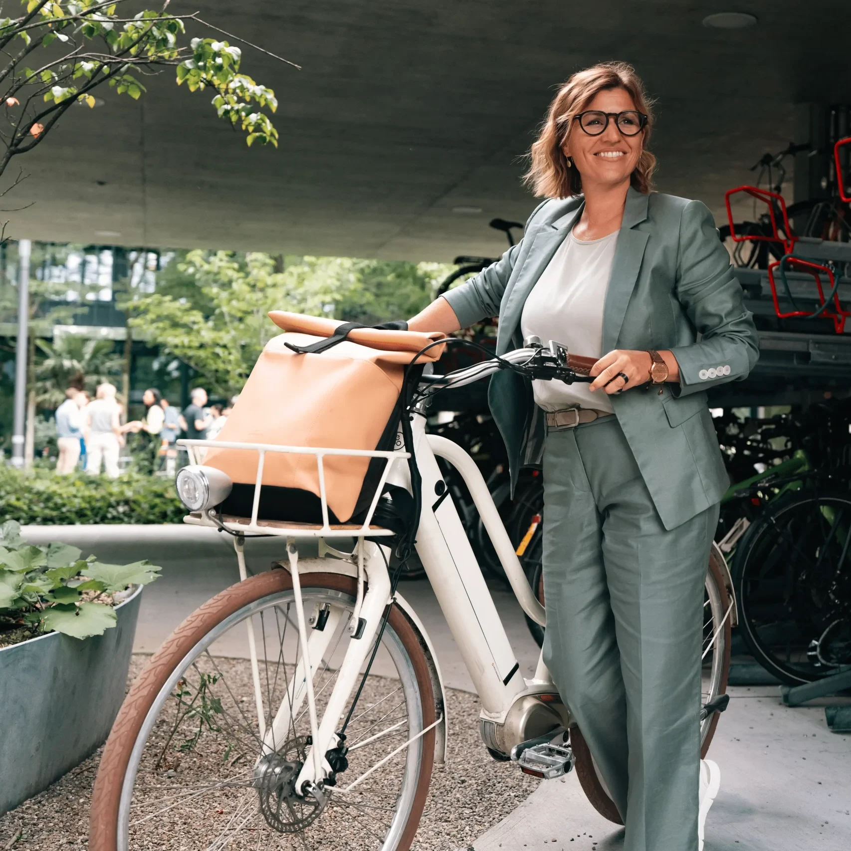 Alinze Zwahlen Fernandez als Model bei der SBB Schweiz mit einem Fahrrad