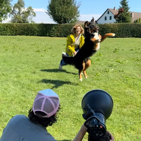 Fotoshooting Aline Zwahlen Fernandez als Model mit grossem Hund