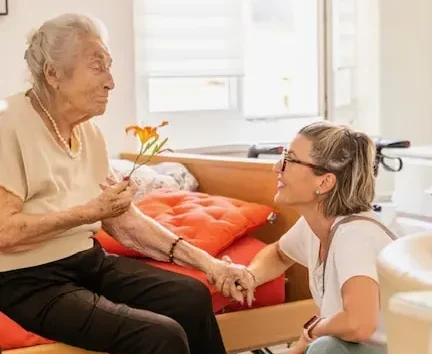 aline zwahlen fernandez model schweiz pflegewohngruppe mit alter Dame