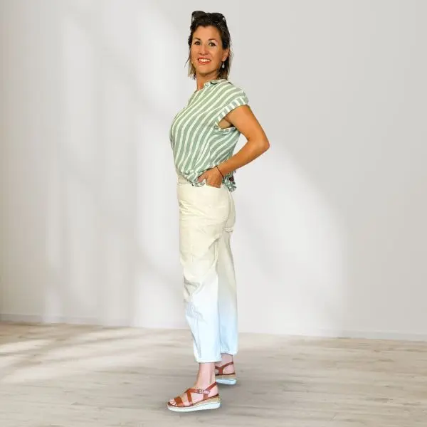 Moldel Schweiz Aline Zwahlen in einem sommerlichen Outfit, mintgrünes Shirt, weisse Hose