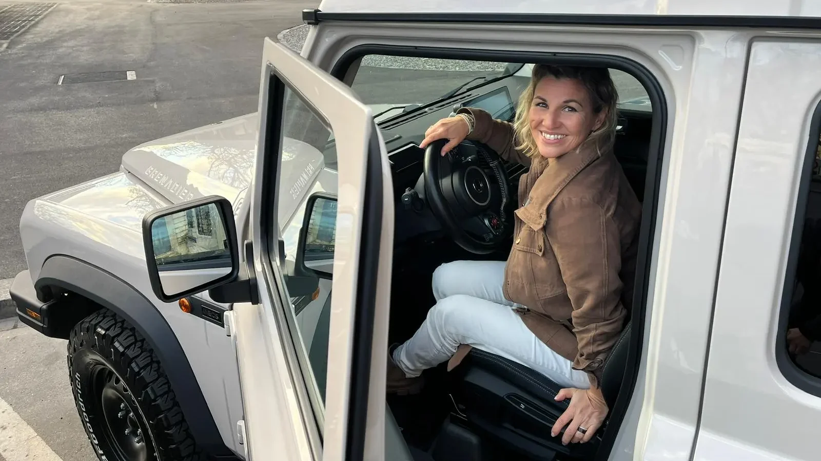 Aline Zwahlen Fernandez im Auto