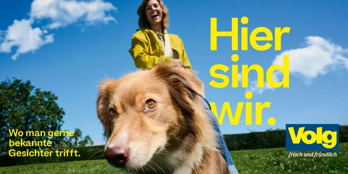 Aline zwahlen fernandez Model mit Hund auf einem volg Werbeplakat